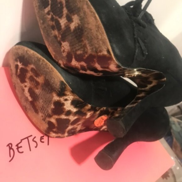 Ladies RARE Betsey Johnson kitten heel booties size 8.5 - Picture 5 of 8